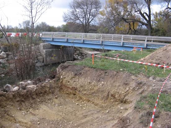 Les supports du pont provisoire sont commencés